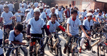 জামাতে নামাজ পড়ে সাইকেল পেলো ২০৮ শিশু-কিশোর