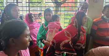 ঘণ্টার পর ঘণ্টা বসিয়ে রেখেও খাদ্য সহায়তা না দেওয়ার অভিযোগ