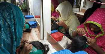 পরচুলায় স্বাবলম্বী নওগাঁর নারীরা