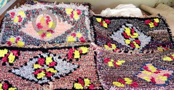 ঝুট কাপড়ের পাপোশ তৈরি করে স্বাবলম্বী হচ্ছেন নওগাঁর নারীরা