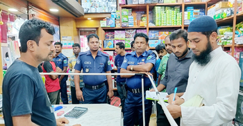 নওগাঁয় চার্জার ফ্যানের দাম বেশি রাখায় ৩ প্রতিষ্ঠানের জরিমানা