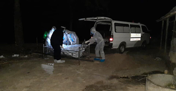 ‘ভারী মনে হলে একটু নামিয়ে নিয়েন, আব্বু যেন পড়ে না যায়’