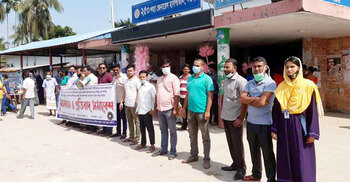 নওগাঁয় সাংবাদিক লাঞ্ছনার প্রতিবাদে মানববন্ধন