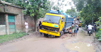 নওগাঁ-বদলগাছী সড়ক এখন মরণ ফাঁদ
