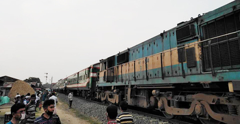 ট্রলিতে ধাক্কা দিয়ে পঞ্চগড় এক্সপ্রেসের ইঞ্জিন বিকল