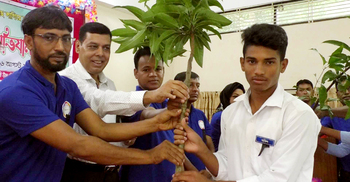 নওগাঁয় গ্র্যাজুয়েট ফ্রেন্ডস অ্যাসোসিয়েশনের গাছের চারা বিতরণ