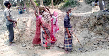 ২০০ টাকা মজুরিতে তাদের চলে না, দাবি ৪০০