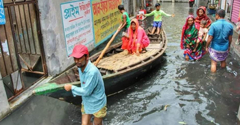 সড়কে চলছে নৌকা