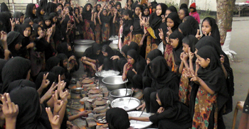 এতিমদের নিয়ে খেজুর রসের পিঠা উৎসব