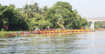 চিত্রা নদীতে নৌকাবাইচ দেখতে মানুষের ভিড়