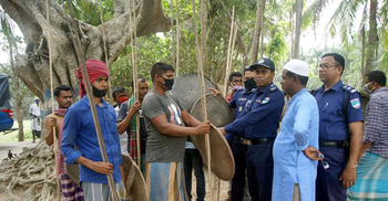 অস্ত্র জমা দিয়ে বিরোধ মেটালেন দুই গ্রামবাসী