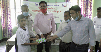 প্যাকেটজাত দুধ ও টি-শার্ট পেল এক হাজার শিক্ষার্থী