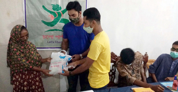 নড়াইলে অসহায়দের পাশে মাশরাফির ‘চলো পাল্টাই বাংলাদেশ’