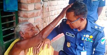 ফল নিয়ে বৃদ্ধা ফুলমতির বাড়িতে পুলিশ সুপার