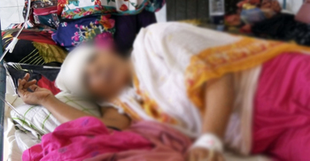 পরকীয়ায় বাধা দেওয়ায় স্ত্রীকে কুপিয়ে জখম