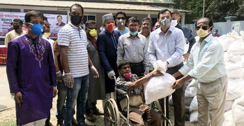 ৯টি ট্রাকে করে বাড়ি বাড়ি খাবার পৌঁছে দিলেন সাবেক এমপি