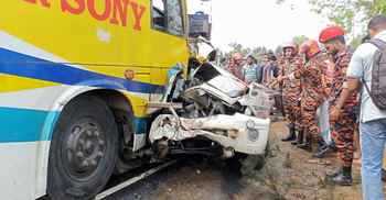 নাটোরে বাসের ধাক্কায় পিকআপচালক নিহত