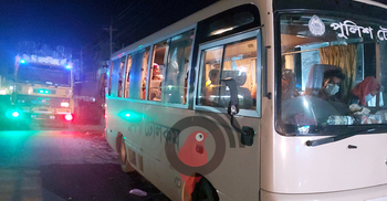 ৪০ যাত্রী নিয়ে ঢাকায় যাচ্ছিল ‘পুলিশের গাড়ি’