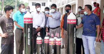 নাটোর হাসপাতালে অক্সিজেন সিলিন্ডার দিলেন পলক