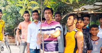 বিবাহবার্ষিকীতে কলেজশিক্ষকের বৃক্ষরোপণ