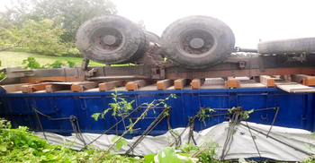 নাটোরে ট্রাকচাপায় দুজনের মৃত্যু