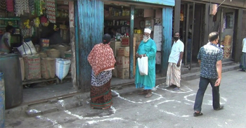 সামাজিক দূরত্ব নিশ্চিতে দোকানে দোকানে বৃত্ত