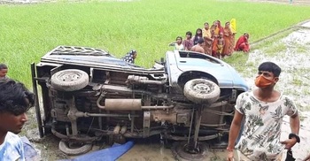 Six killed as pickup van plunges into ditch