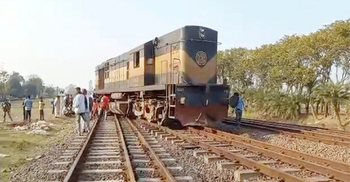 নাটোরে উত্তরা এক্সপ্রেসের ইঞ্জিন লাইনচ্যুত