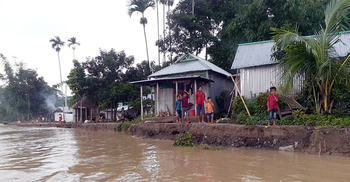 কেউ কথা রাখেনি, কংস নদে বিলীন হচ্ছে বাড়িঘর