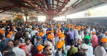 বাঁধভাঙা জোয়ার হয়ে নেত্রীর জন্য ছুটছে মানুষ