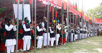 জাতীয় পতাকা উত্তোলন করল শত শিশু