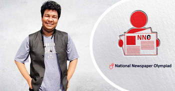 শিক্ষার্থীদের পত্রিকা পড়তে উৎসাহ দিচ্ছেন লাব্বী