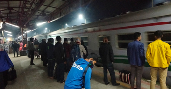 ছাড়েনি নীলসাগর এক্সপ্রেস, কয়েকশ যাত্রীর ভোগান্তি