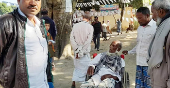 হুইলচেয়ারে চড়ে ভোট দিলেন শতবর্ষী আব্দুর রহমান