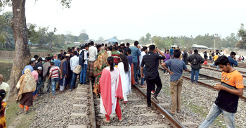 রেললাইনে শুয়ে ছিলেন যুবক, কাটা পড়লেন ট্রেনে