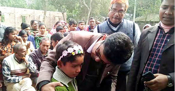 টাকার জন্য শিক্ষার্থীর বই কেড়ে নেয়া সেই প্রধান শিক্ষককে বদলি