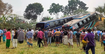 নাটোরে দুই বাসের মুখোমুখি সংঘর্ষে যাত্রী নিহত
