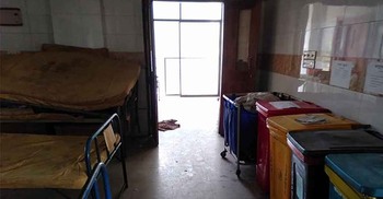 নওগাঁ সদর হাসপাতালে গাইনি ওয়ার্ডে টয়লেটের নোংরা পানিতে ভোগান্তি