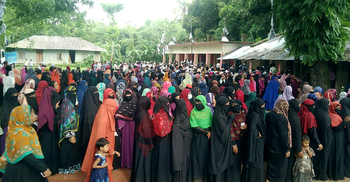 নোয়াখালীতে ভোটকেন্দ্রে নারীদের উপচেপড়া ভিড়