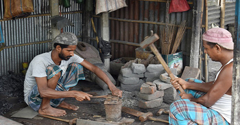 নোয়াখালীতে কামারশিল্পে দুর্দিন, পেশা পরিবর্তন করছেন অনেকেই