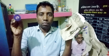 ভোটকেন্দ্রের পাশেই মিললো ব্যবহৃত ব্যালটের মুড়ি-সিল