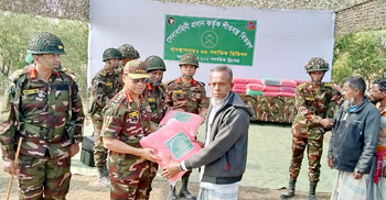 নোয়াখালীতে ১১০০ পরিবারকে শীতবস্ত্র দিলেন সেনাপ্রধান