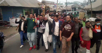 বসুরহাটে নিক্সন চৌধুরীর বিরুদ্ধে বিক্ষোভ, কুশপুতুল দাহ