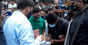 নোয়াখালী আঞ্চলিক পাসপোর্ট অফিসের ৮ দালাল আটক