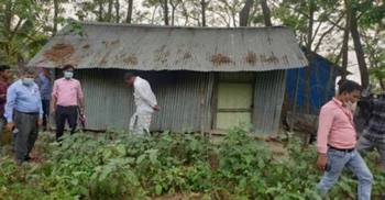 ধর্ষণচেষ্টার মামলা করে বাড়িছাড়া গৃহবধূ, সমাজচ্যুত পরিবার