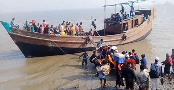 সরকারি নির্দেশ অমান্য করে হাতিয়ায় চলছে আ.লীগ নেতার ট্রলার