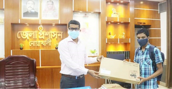 দৃষ্টিহীন শিক্ষার্থীর স্বপ্নপূরণ করলেন জেলা প্রশাসক