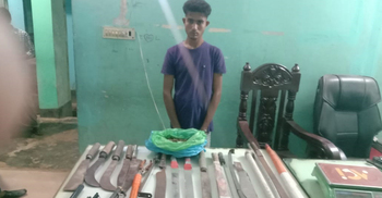 নোয়াখালীতে দেশীয় অস্ত্র-গাঁজাসহ গ্রেফতার ১