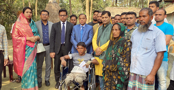 হামাগুড়ি দিয়ে চলেন রাব্বি, হুইল চেয়ার নিয়ে হাজির ডিসি