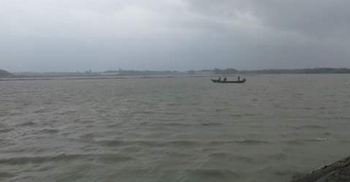 মানুষকে আশ্রয়কেন্দ্রে আনতে গিয়ে নৌকা ডুবে ভলান্টিয়ার নিখোঁজ